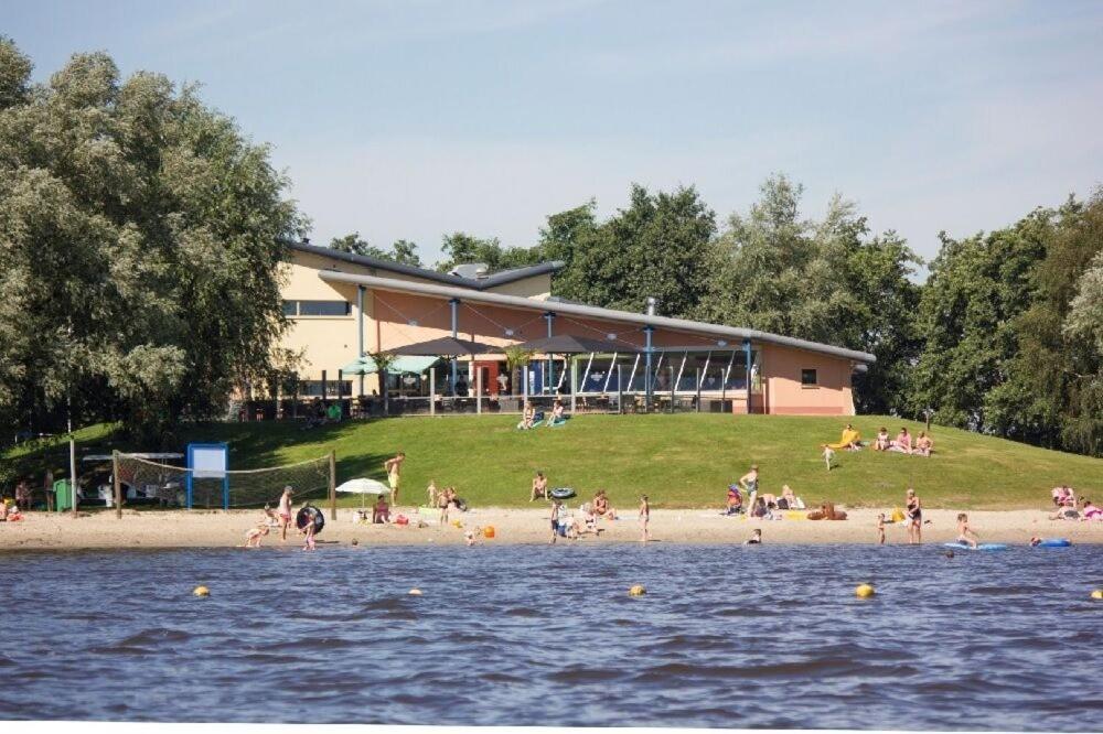 Ruime 5-Persoons Chalet Aan Het Bergumermeer Suameer Exterior photo