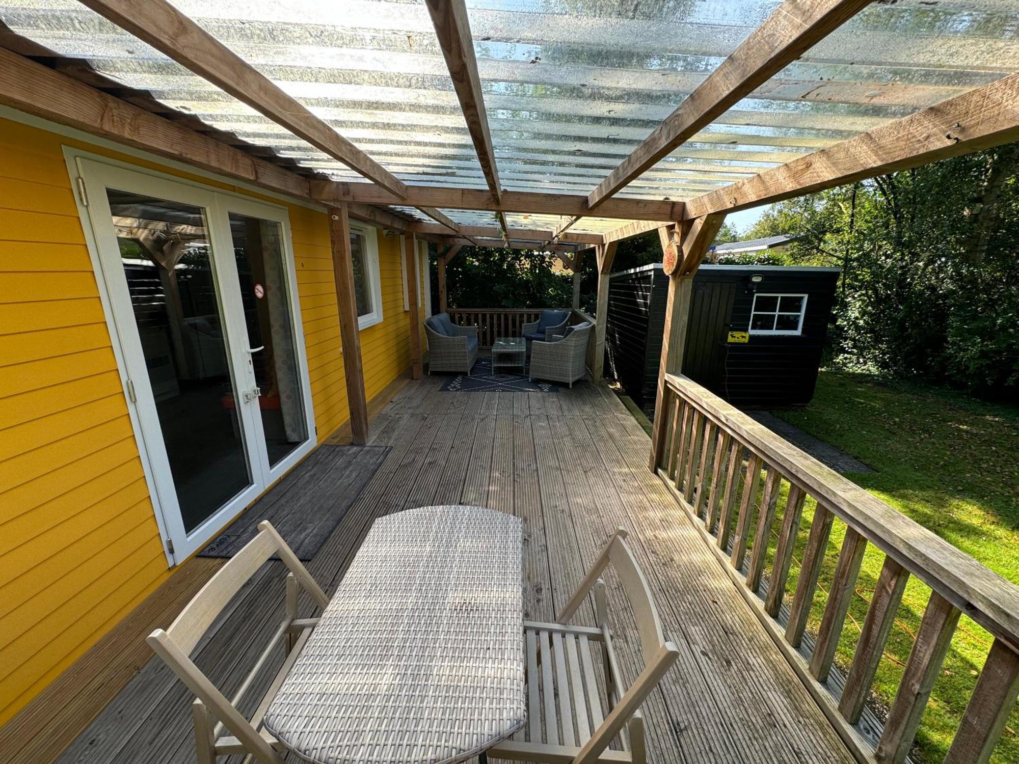 Ruime 5-Persoons Chalet Aan Het Bergumermeer Suameer Exterior photo